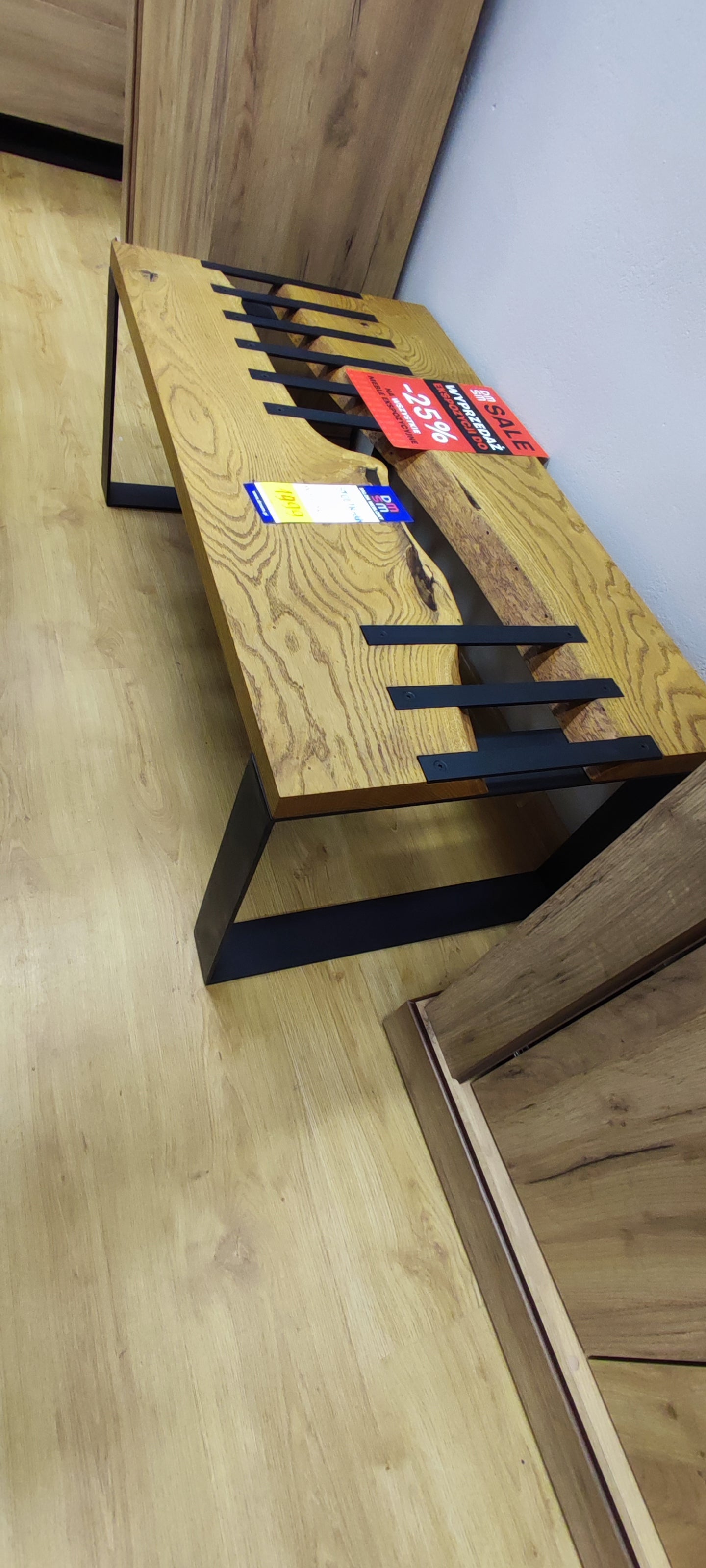 Ujęcie z boku na ławę do salonu z dębu naturalnego metalowa wstawka i nogi loft ekspozycja.