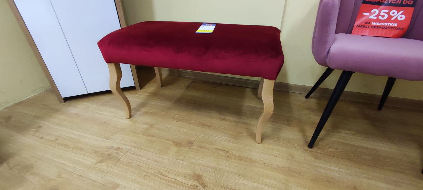 Grubość siedziska jest tak dostosowana aby było ono wygodne i trwałe. Drewniane nogi są wystarczająco masywne aby mebel był stabilny.
