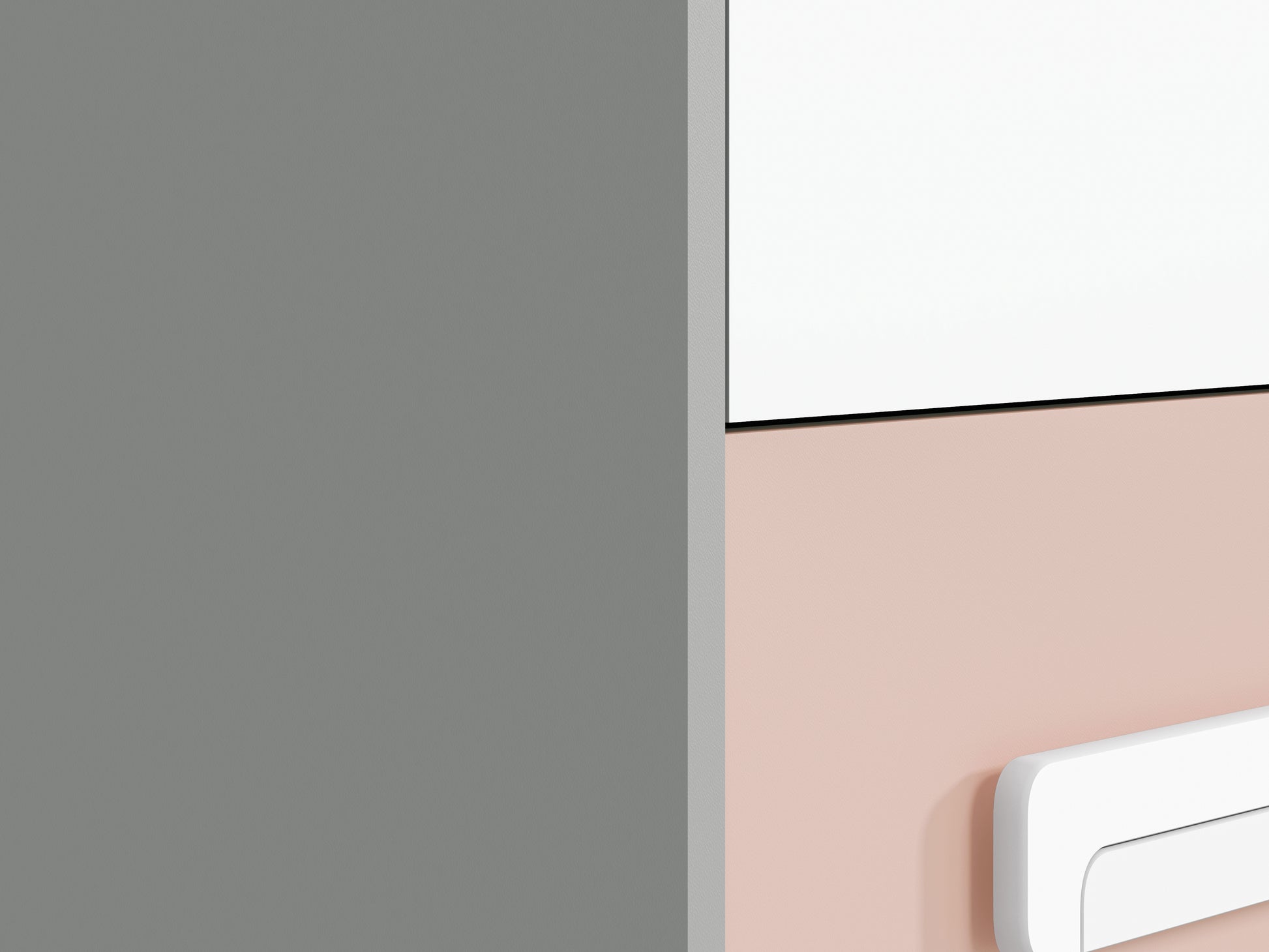 Ujęcie z boku na kolorowy wąski regał z szufladami i półkami MICK ukazuje zastosowaną w meblu dbałość o szczegóły.