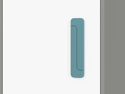 Niebieski uchwyt zastosowany w kolorowym regale z szufladami i półkami MICK oraz innych elementach systemu.
