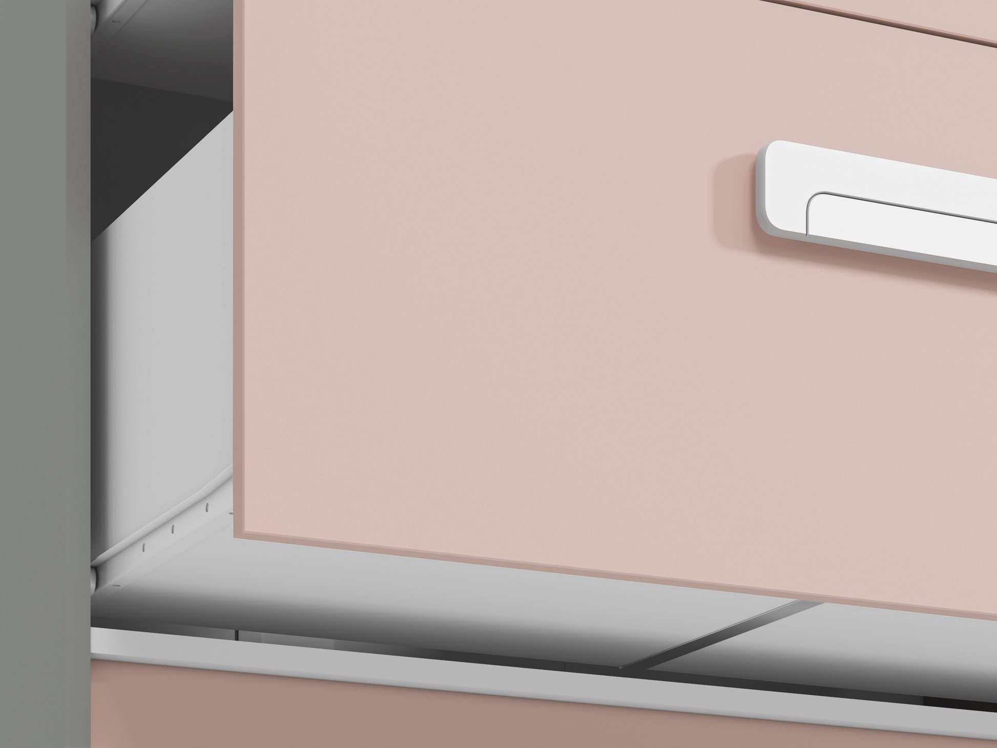 Zbliżenie na prowadnicę i spód szuflady, front mebla oraz część oryginalnego uchwytu.