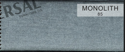 Tkaniny z kolekcji MONOLITH to wytrzymały i jednocześnie miły w dotyku materiał. Posiada właściwości hydrofobowe, czyli utrudniające wchłanianie rozlanych płynów. Ma również dużą odporność na zadrapania. Na zdjęciu MONOLITH 85 w jasnym szarym odcieniu.