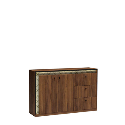 Duża komoda w stylu włoskim Wood LED z oferty dmsm.pl. Posiada 2 pojemne szafki i 3 szuflady. Niecodzienna kolorystyka orzech warmia oraz dekoracyjna wstawka wykonana z drewna naturalnego przy frontach dodają elegancji.
