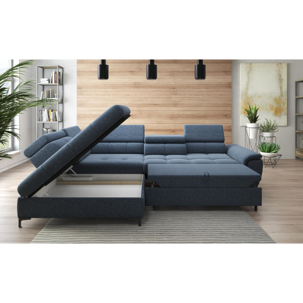 Pojemnik oraz funkcja spania w niebieskim narożniku DENVO ukazanym w nowoczesnym pomieszczeniu z drewnianymi akcentami. Metalowe czarne nogi dodają elegancji i loftowego stylu.