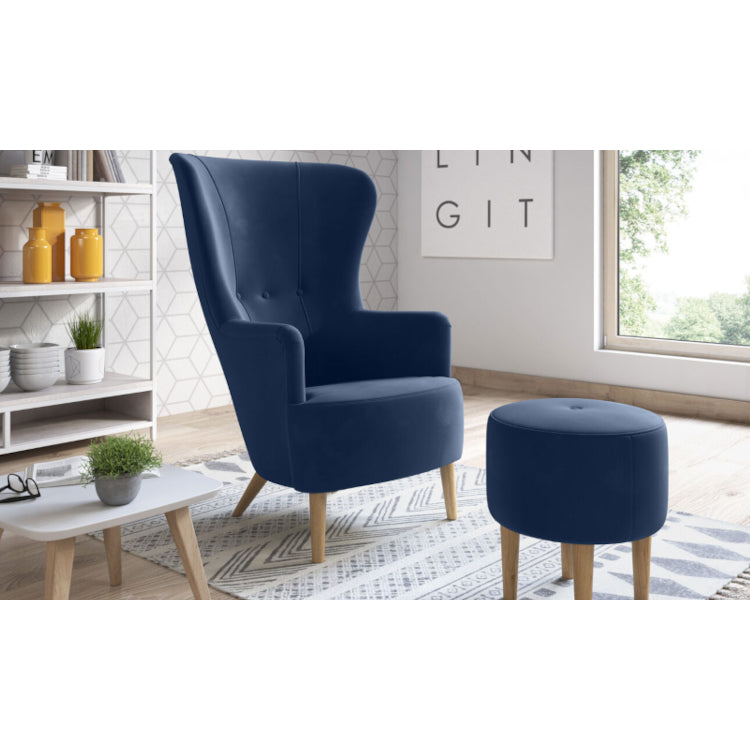 Przykładowa aranżacja z wykorzystaniem fotela i pufy Hawk w kolorze ciemnoniebieskim. Idealnie wkomponowują się w jasne, nowoczesne wnętrze.
