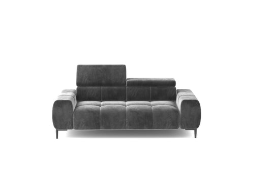 Duża sofa do salonu PLAZA ruchome zagłówki to niezwykle elegancki oraz nowoczesny mebel na czarnych metalowych nóżkach.