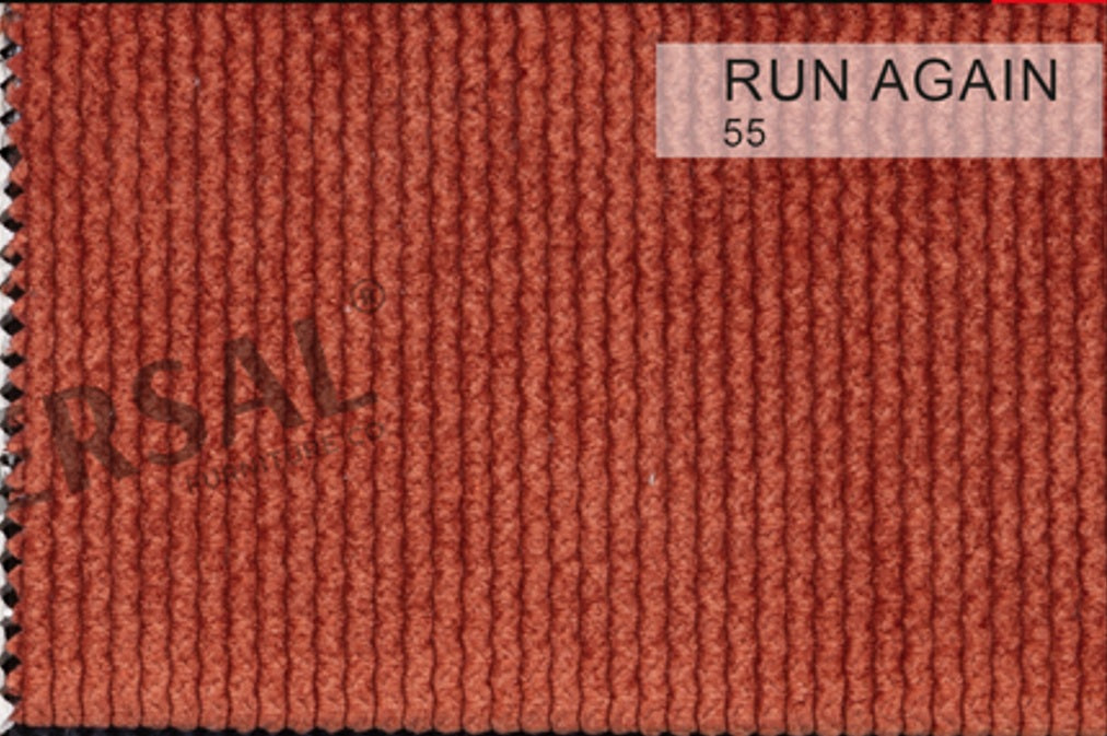 Zdjęcie przedstawiające detale tkaniny Run Again w której została wykonana kanapa rozkładana z funkcją spania Gandi. Tkanina Run Again to materiał Pet friendly, a dodatkowo jest bardzo przyjemna w dotyku. 