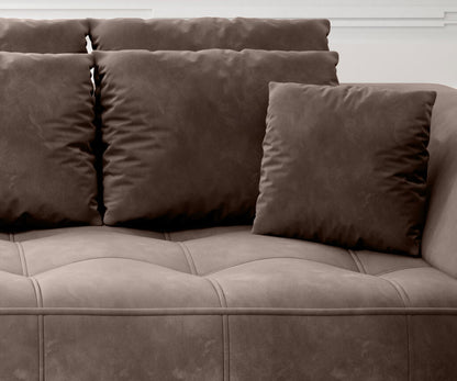 Detale mają znaczenie! Eleganckie poduszki stanowią dekorację sofy Tiga z elektrycznym wysuwem. Kolorystyka ciepłego odcienia brązu sprawia, że mebel wygląda przytulnie i taki też jest!