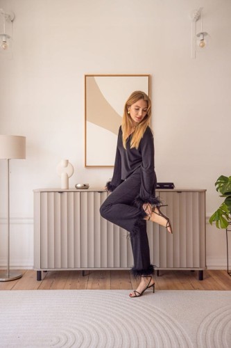 SZEROKA KOMODA NA UBRANIA NOVA TRZY SZAFKI 177 CM PÓŁKI CICHY DOMYK NÓŻKI