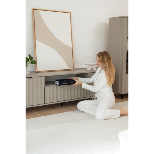 Szeroka szafka RTV do salonu NOVA