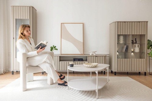 Wysoka witryna do salonu z przeszklonym frontem Nova