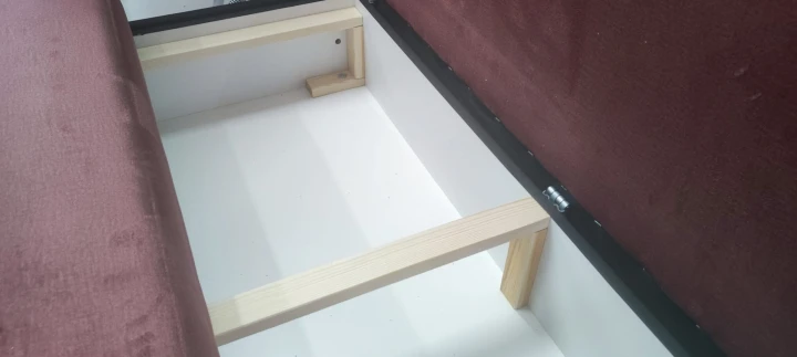 Na zdjęciu przedstawiono ZESTAW NAROŻNIK ROZKŁADANY ROGÓWKA FRIDA + PUFA SPRĘŻYNY BONELL