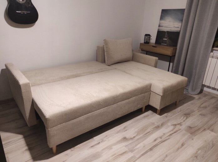 Na zdjęciu przedstawiono Zestaw wypoczynkowy do salonu narożnik l + pufa + fotel POJEMNIKI bonell sztruks SCANDIK