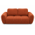 Na zdjęciu prezentuje się nowoczesna pikowana sofa do salonu Agnello 2 Ruda Boucle