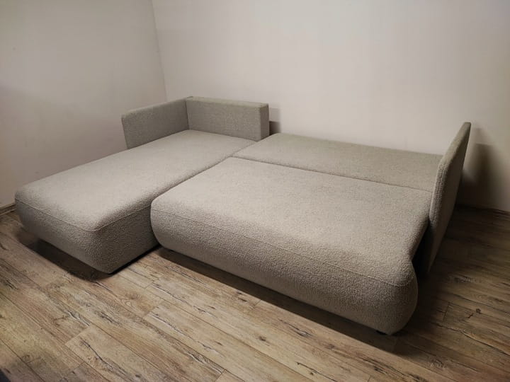 Na zdjęciu przedstawiono funkcję spania w narożniku Cloud Mini Boucle