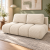 Waniliowa sofa w szałwiowym salonie.png