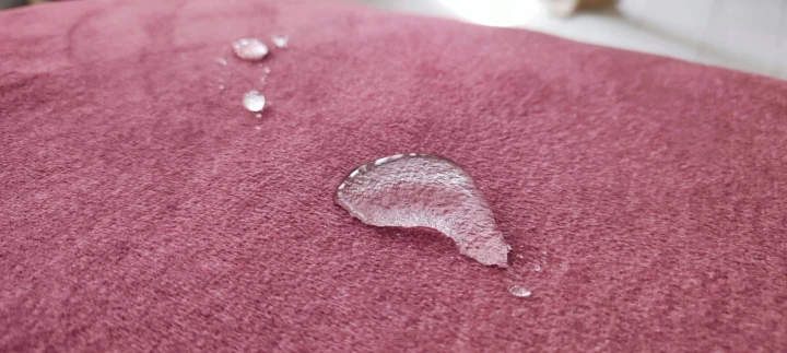 Na zdjęciu przedstawiono BRĄZOWA DUŻA PUFA TAPICEROWANA DO SALONU HONEY WCIĄGI PLASTRY MIODU