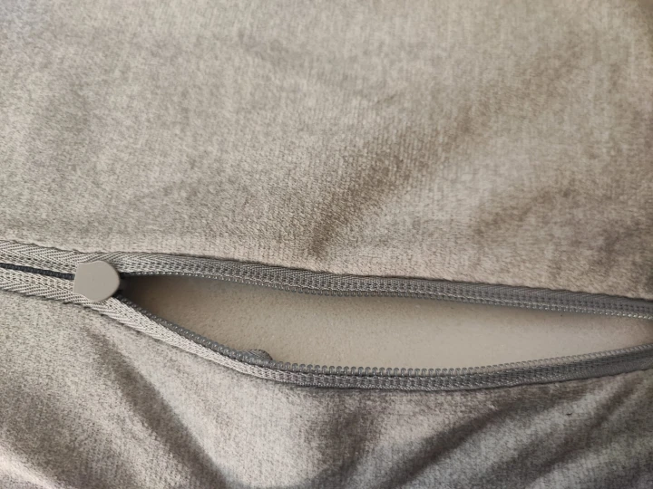 Na zdjęciu przedstawiono DUŻY SZARY NAROŻNIK ROZKŁADANY FUNKCJA SPANIA MIRA SPRĘŻYNY POJEMNIK WELUR