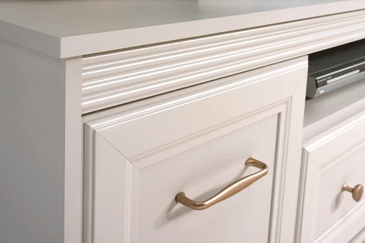 Na zdjęciu przedstawiono Elegancka komoda z szufladami półkami Buckingham kaszmir 135 cm dębowe nogi