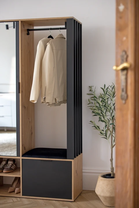 GARDEROBA DO PRZEDPOKOJU Z LUSTREM HAGA LOFT PÓŁKI