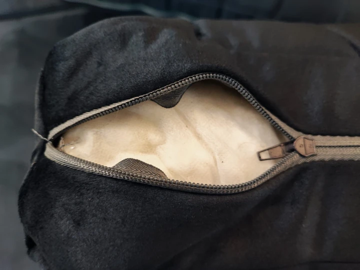 GRANATOWA KANAPA ROZKŁADA DO SALONU SOFA FRIDA FUNKCJA SPANIA SPRĘŻYNY WELUR POJEMNIK