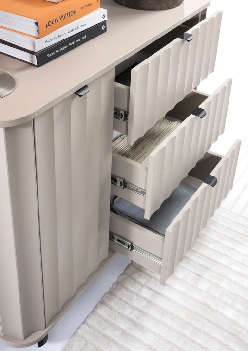 MAŁA NOWOCZESNA KOMODA SZAFKA DO SALONU TRZY SZUFLADY NOVA 117 cm