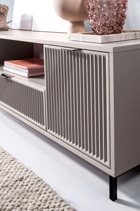 NOWOCZESNA KOMODA 135 CM RYFLOWANE FRONTY CASHMERE