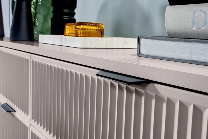 NOWOCZESNA KOMODA 165 CM RYFLOWANE FRONTY