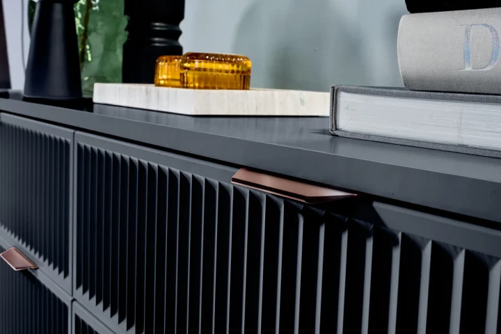 NOWOCZESNA KOMODA 165 CM RYFLOWANE FRONTY