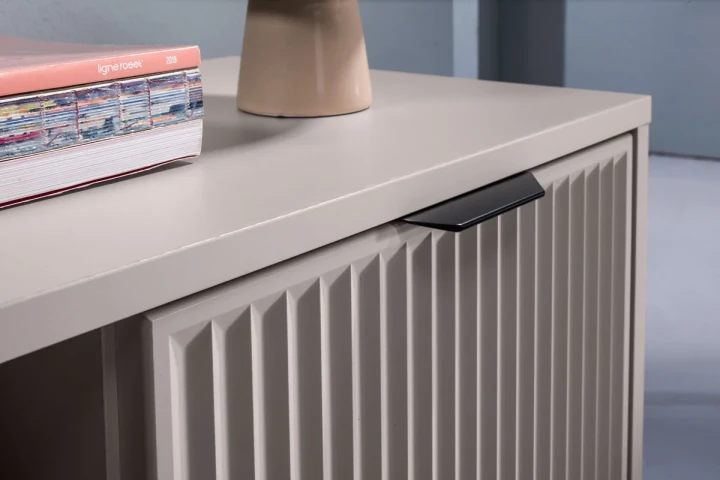 NOWOCZESNA KOMODA 165 CM RYFLOWANE FRONTY